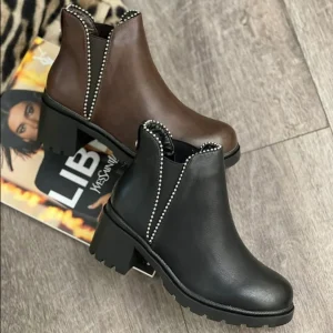 Scarpa donna con borchie laterali