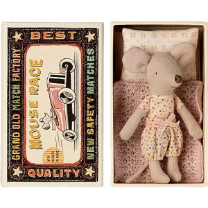 Sorellina con scatola di fiammiferi